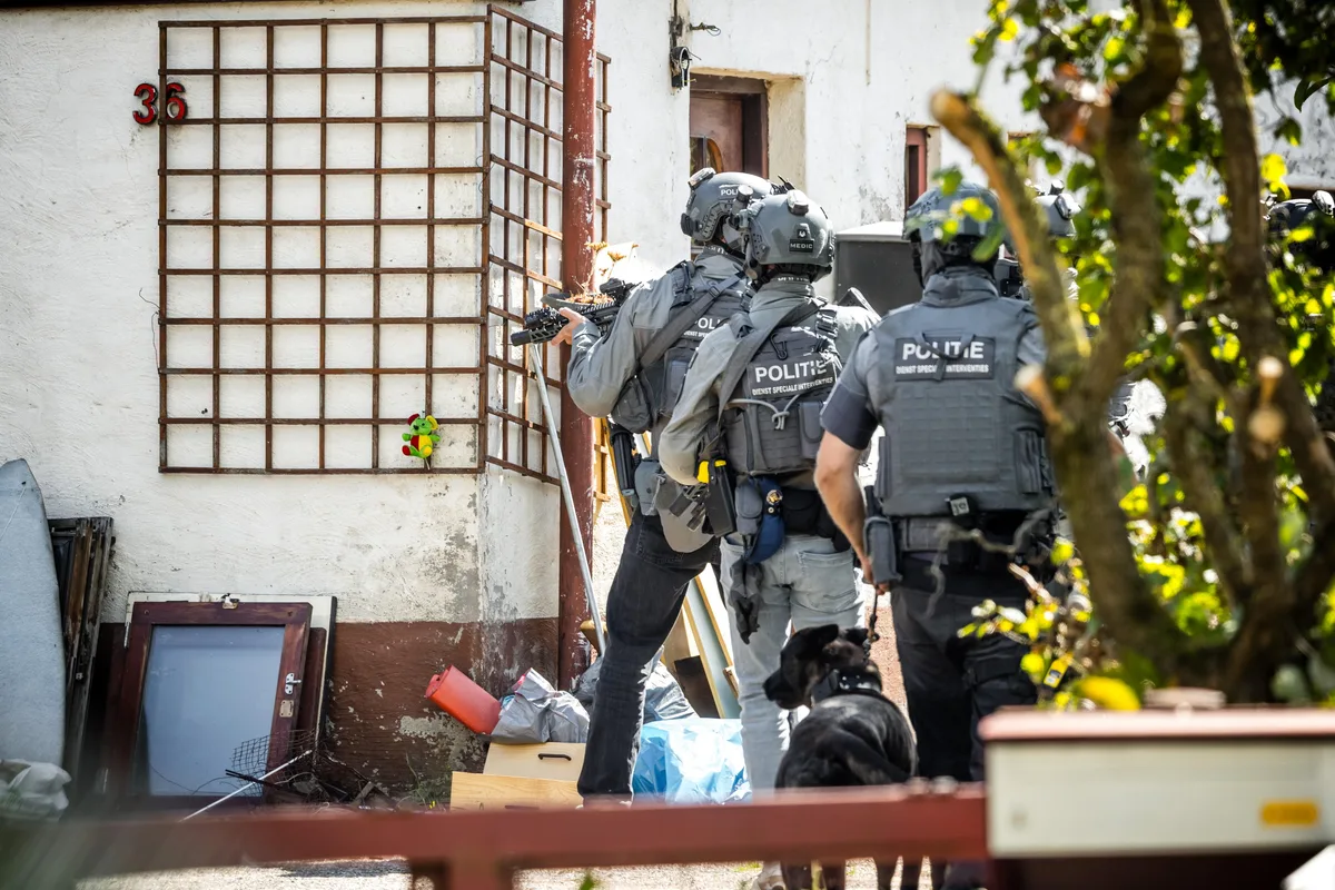 La policía neerlandesa detiene a 34 personas tras un tiroteo con un muerto y dos agentes heridos