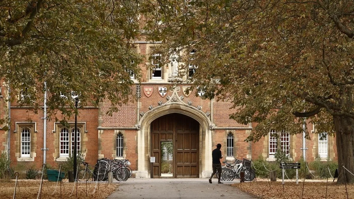 Une pétition recueille plus de 30 000 signatures pour demander une enquête sur le "harcèlement" d'un ex-professeur de Cambridge retrouvé mort