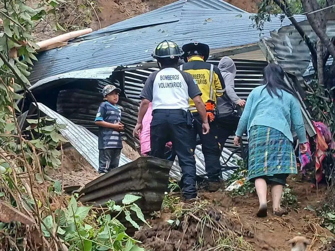 Rescataron a ocho personas que quedaron bajo escombros tras un deslizamiento en Guatemala