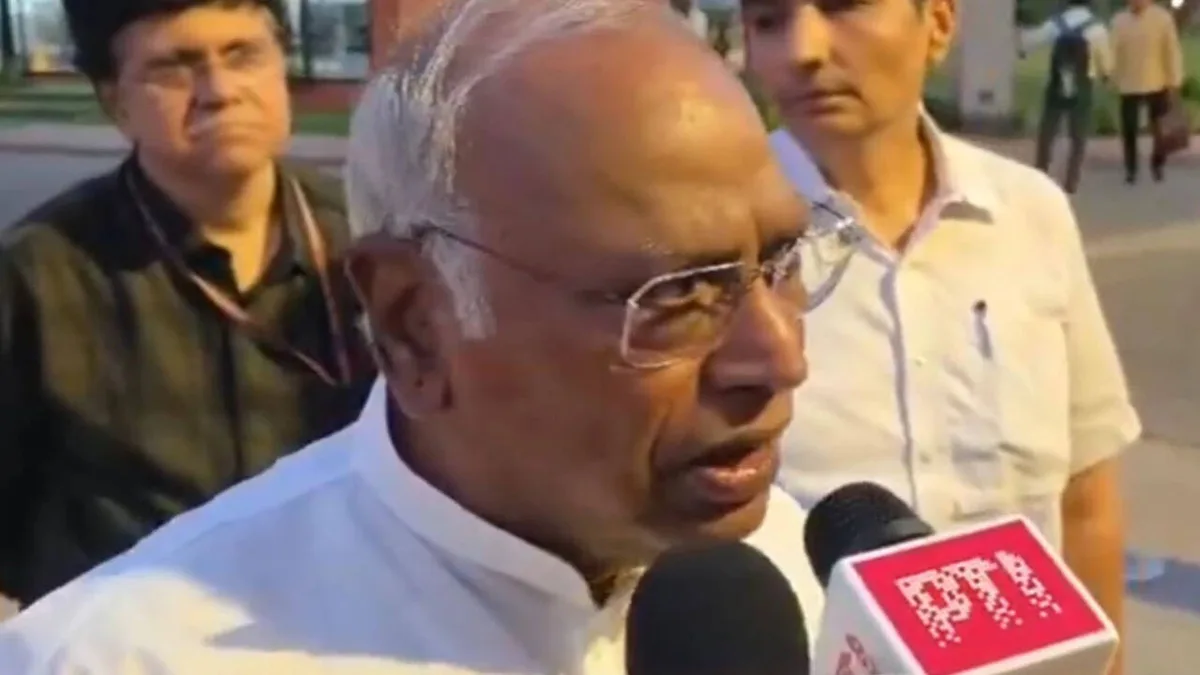 'Jo darta hai vo marta hai': Kharge's 'Sholay' slam at govt amid anti-CEC stir