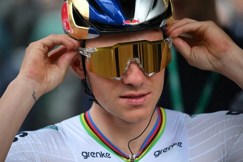 Le peloton retarde son départ de cinq minutes au Tour de Lombardie pour protester contre le danger en course