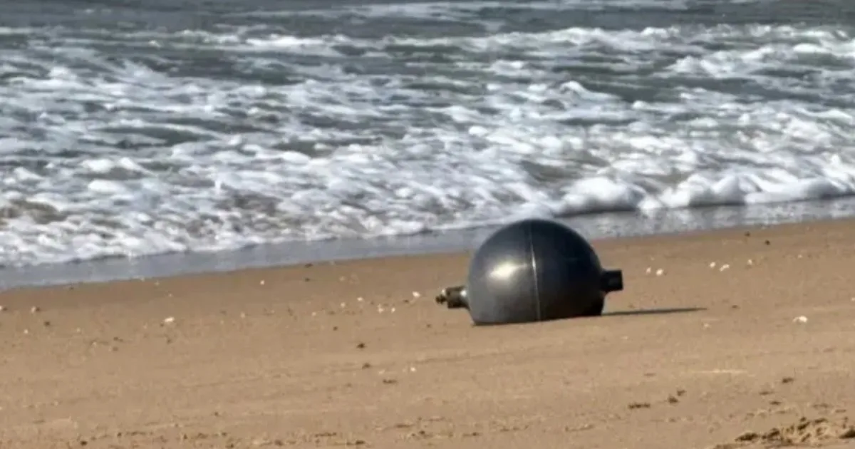 En julio, seis misteriosas "bolas espaciales" metálicas aparecieron en una tranquila playa: después, las autoridades concluyeron que probablemente se trataba de contenedores presurizados de cohetes que habían sobrevivido a una reentrada incandescente en la atmósfera tras abandonar la órbita