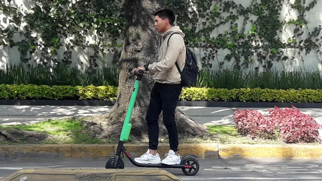 Manejar patín eléctrico en CDMX ya no será gratis. Este será el precio de las licencias