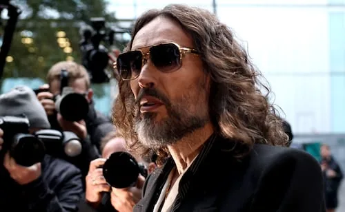 Russell Brand es acusado de ser un "depredador sexual despiadado"; inicia juicio contra el actor por delitos sexuales