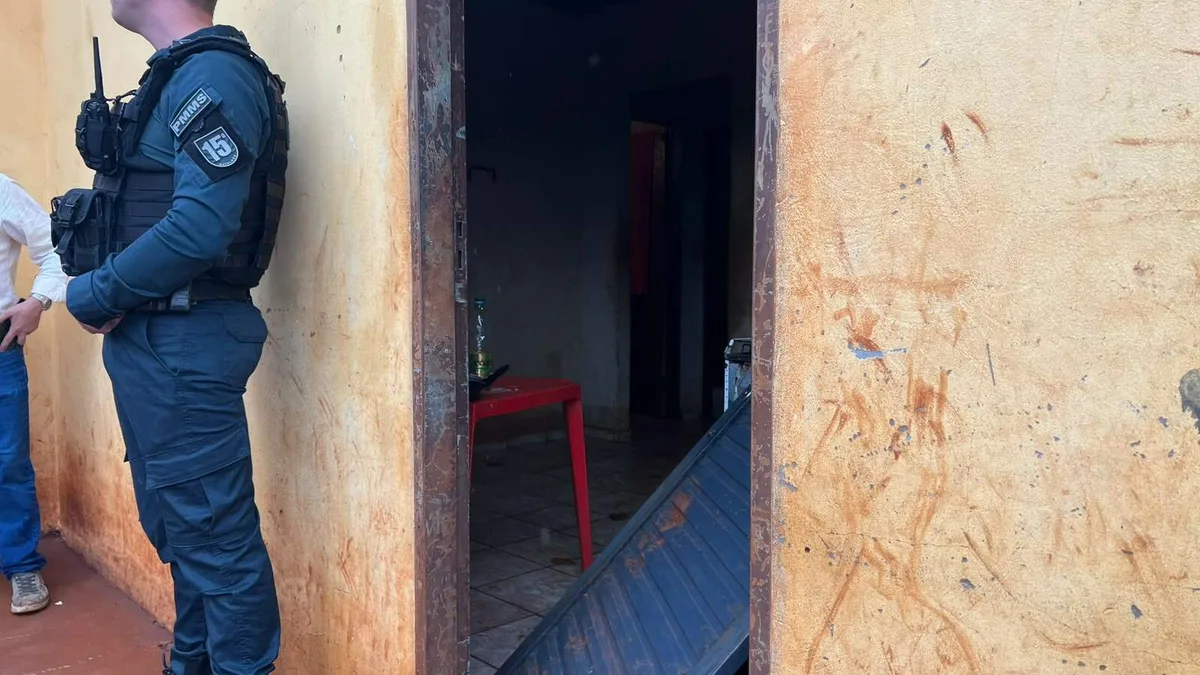 Guerra de facções: dupla arromba porta e mata jovem a tiros de pistola