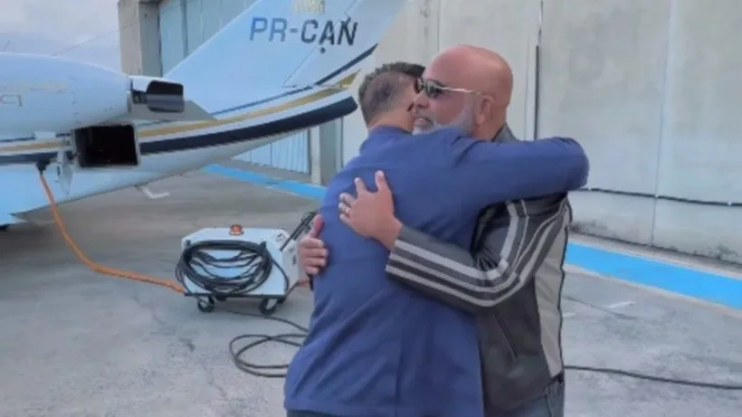 Bruno Avelar e Rick se abraçam ao entrar em avião antes de desaparecimento