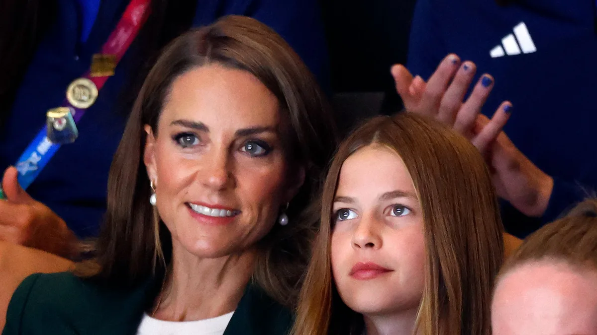 En vídeo. Kate Middleton y su hija Charlotte, pilladas en el metro de Londres como dos pasajeras más al más puro estilo Lady Di