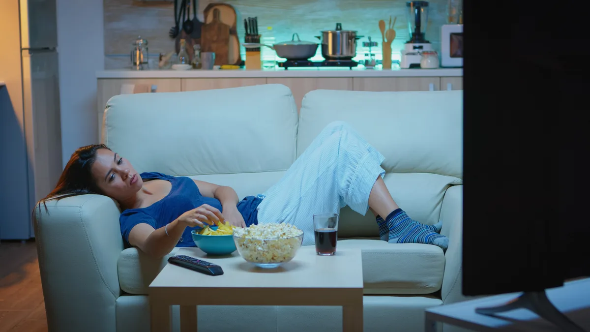 Assistir muita TV faz mal ao cérebro? Estudo sugere que sim