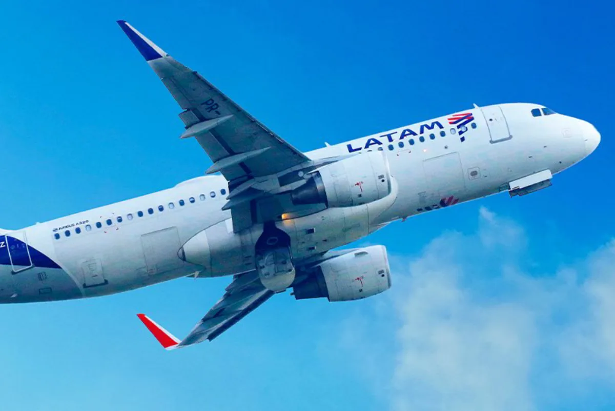 Susto en Brasil: un avión de Latam con 151 personas a bordo derrapa y se sale de la pista