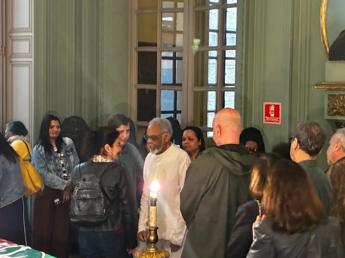 Corpo de Zuenir Ventura é levado ao mausoléu da ABL para sepultamento