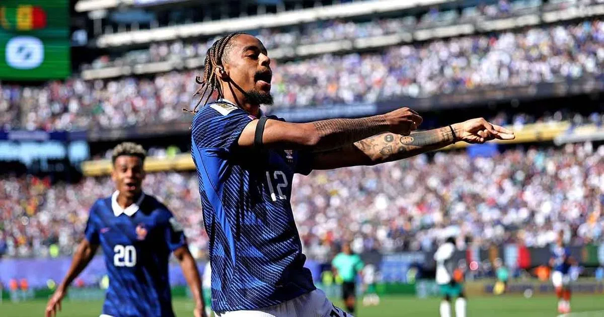 Liverpool retoma conversas com o PSG para contratar Barcola