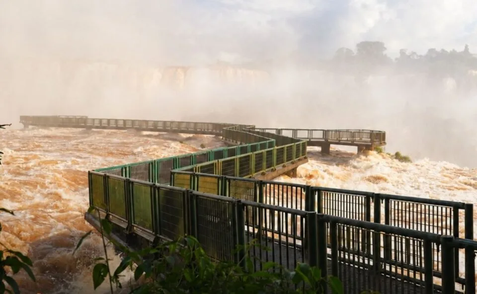 Rio Iguaçu ultrapassa 12 milhões de litros por segundo e afeta visitação às Cataratas; veja fotos