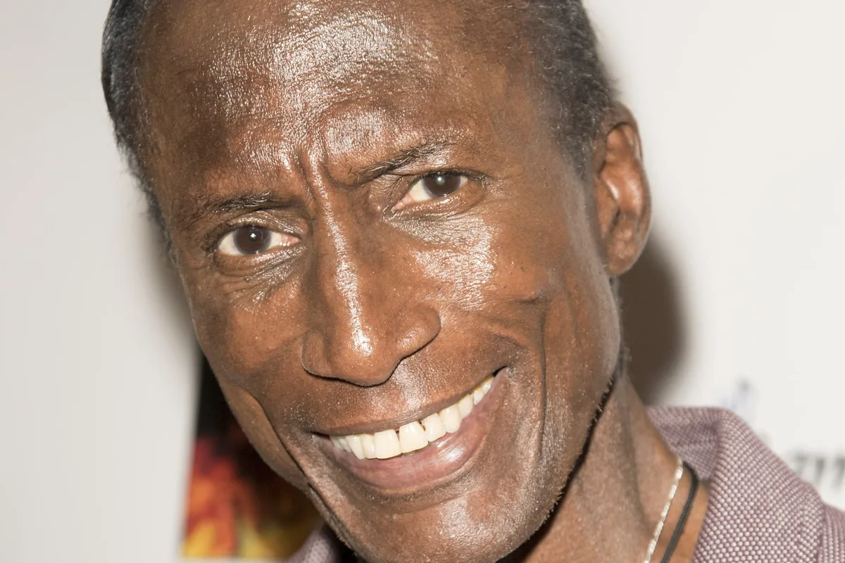 Murió Michael Wright, uno de los héroes de la resistencia de V, Invasión extraterrestre