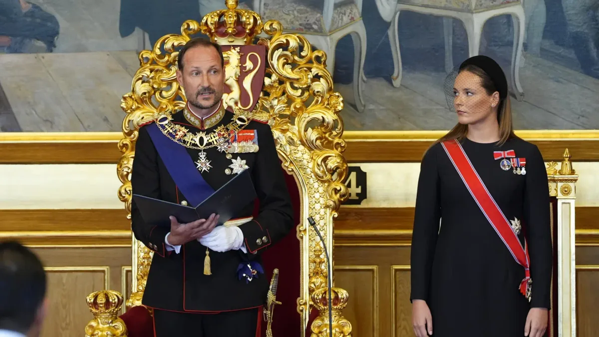 El rey Haakon VIII jura la Constitución ante el Parlamento noruego