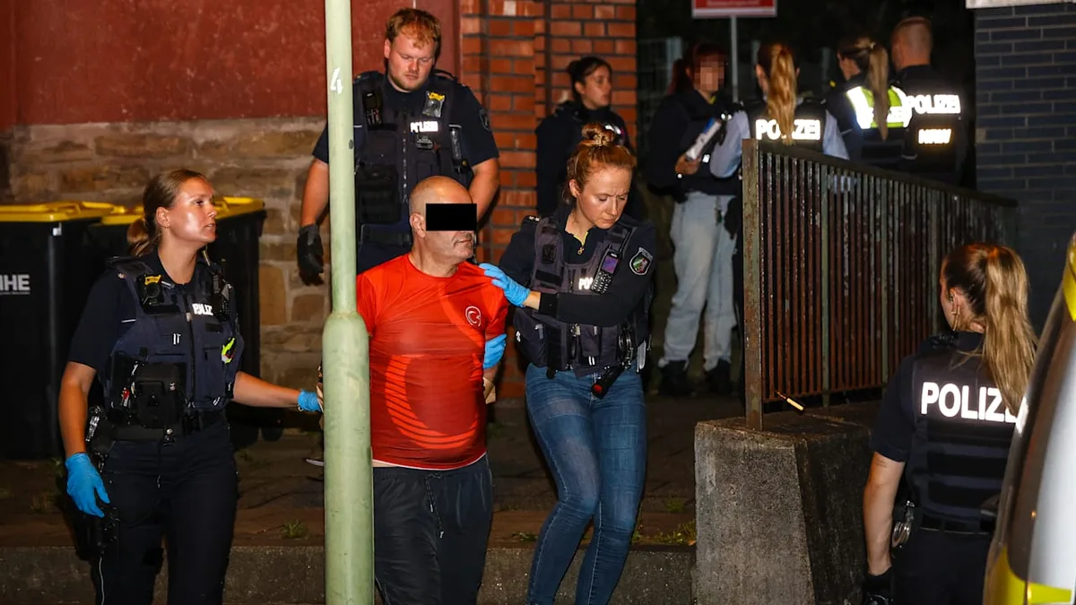 Nach Hilfeschreien - Polizei findet toten Mann in Mehrfamilienhaus