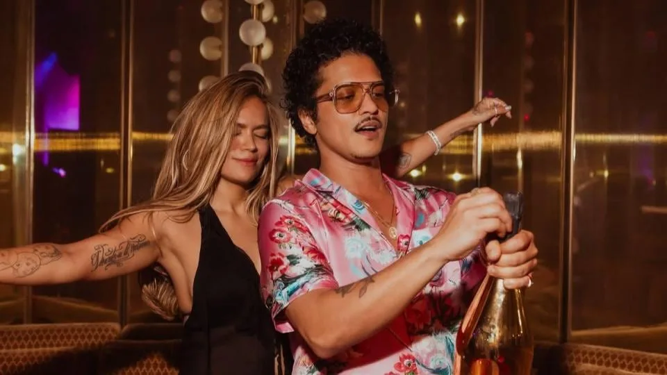 Karol G y Bruno Mars encienden rumores con guiños románticos en redes sociales uno al otro: calientan motores para el estreno de su colaboración
