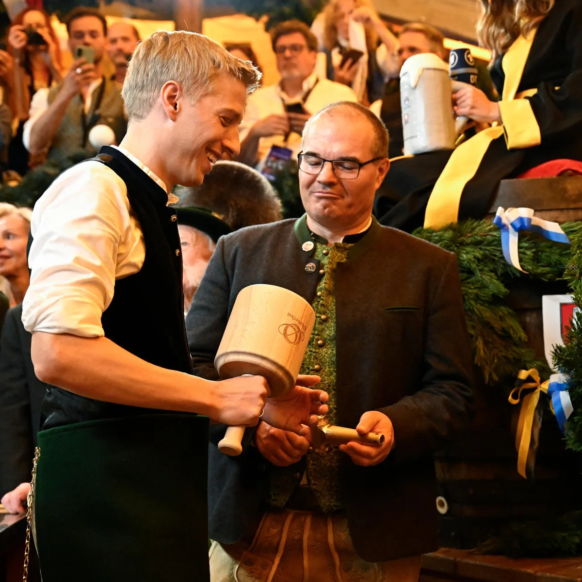 "O'zapft is" - Münchner Oberbürgermeister Krause eröffnet mit Fassanstich das Oktoberfest