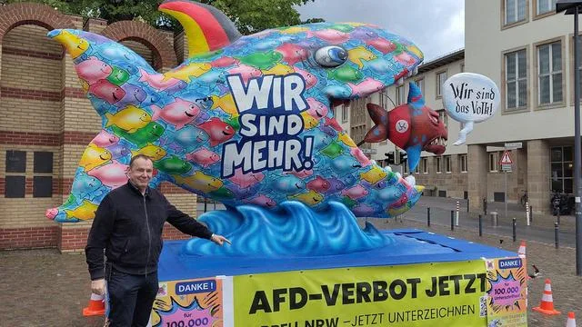 Gesellschaft: Bunter Fisch auf Berlinreise: Bündnis wirbt für AfD-Verbot