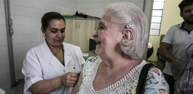SUS oferece vacina Pneumo 20 a idosos com 85 anos ou mais