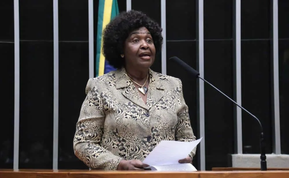 TV Fórum: Flávio Bolsonaro terá ‘grande baixa’ entre o voto evangélico, diz Benedita da Silva