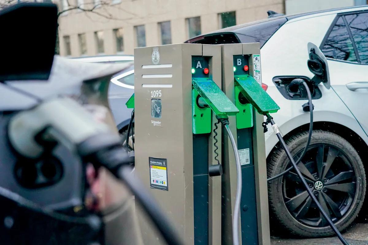 Carros elétricos: projeto da Câmara obriga montadoras a indenizar vítimas de acidentes