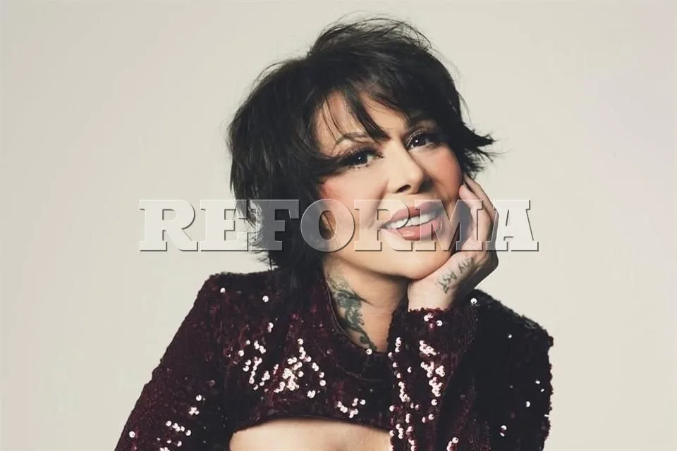 Se le sale la cadera a Alejandra Guzmán en show