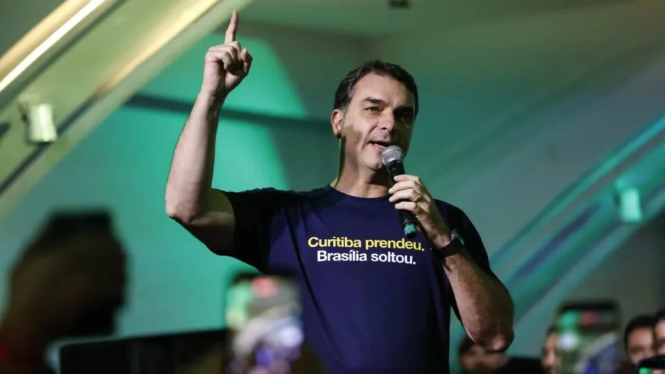 TSE manda remover publicação que atribuiu assassinato a Flávio Bolsonaro