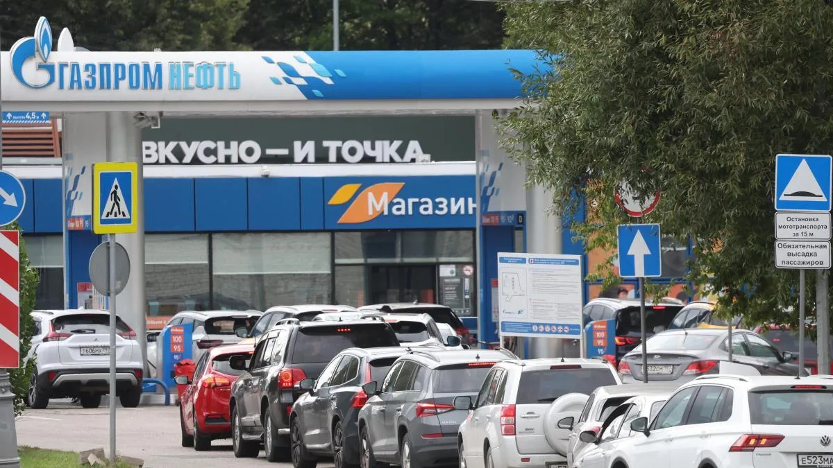 Segunda ola de la crisis de la gasolina en Rusia: largas colas y restricciones en Moscú