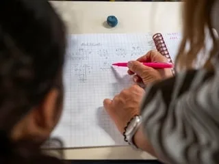 Mauvais résultats des élèves français aux tests Pisa : nos lecteurs distribuent les bonnets d’âne