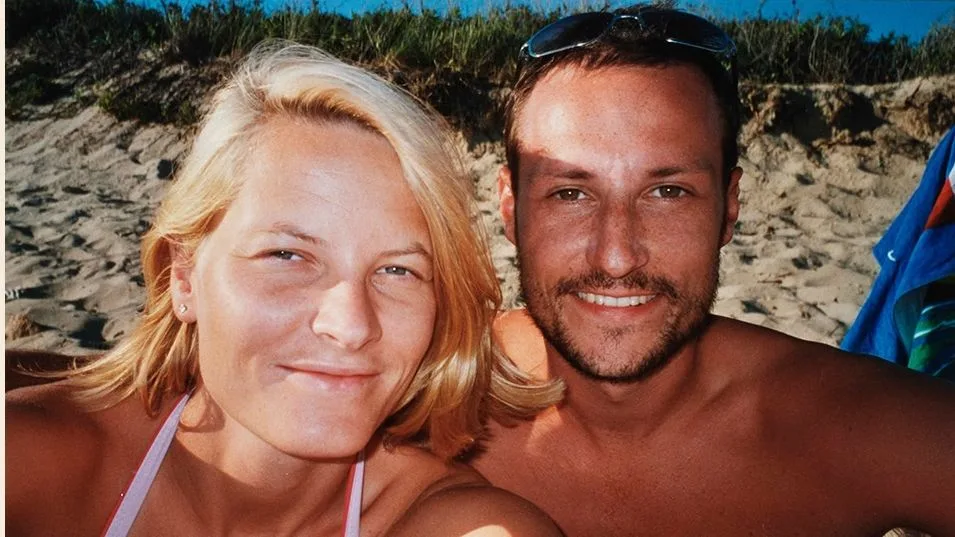 Haakon y Mette-Marit abren el álbum de su luna de miel con motivo de sus bodas de plata: la llamativa foto con Marius Borg