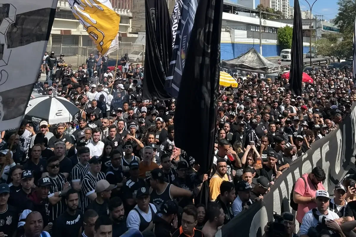 Torcida do Corinthians protesta no Parque São Jorge: “Intervenção já”