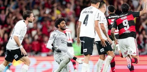 Hugo Souza vive protagonismo no Maracanã com vaias, defesas e gol evitável