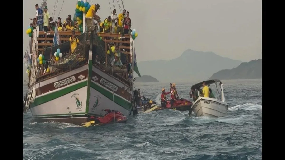 Jet ski dos Bombeiros é atingido durante ‘barqueata’ de Flávio Bolsonaro em Angra dos Reis