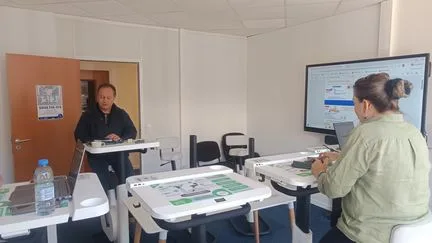 "Je pédale et en même temps je recharge" : en Essonne, des salariés adoptent les vélos-bureaux pour faire du sport en travaillant