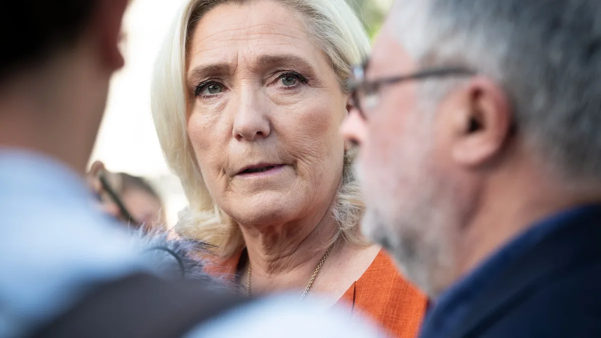 "Je viendrais avec plaisir": Marine Le Pen se dit prête à "débattre" avec Volodymyr Zelensky sur la fin des aides financières de la France à l'Ukraine