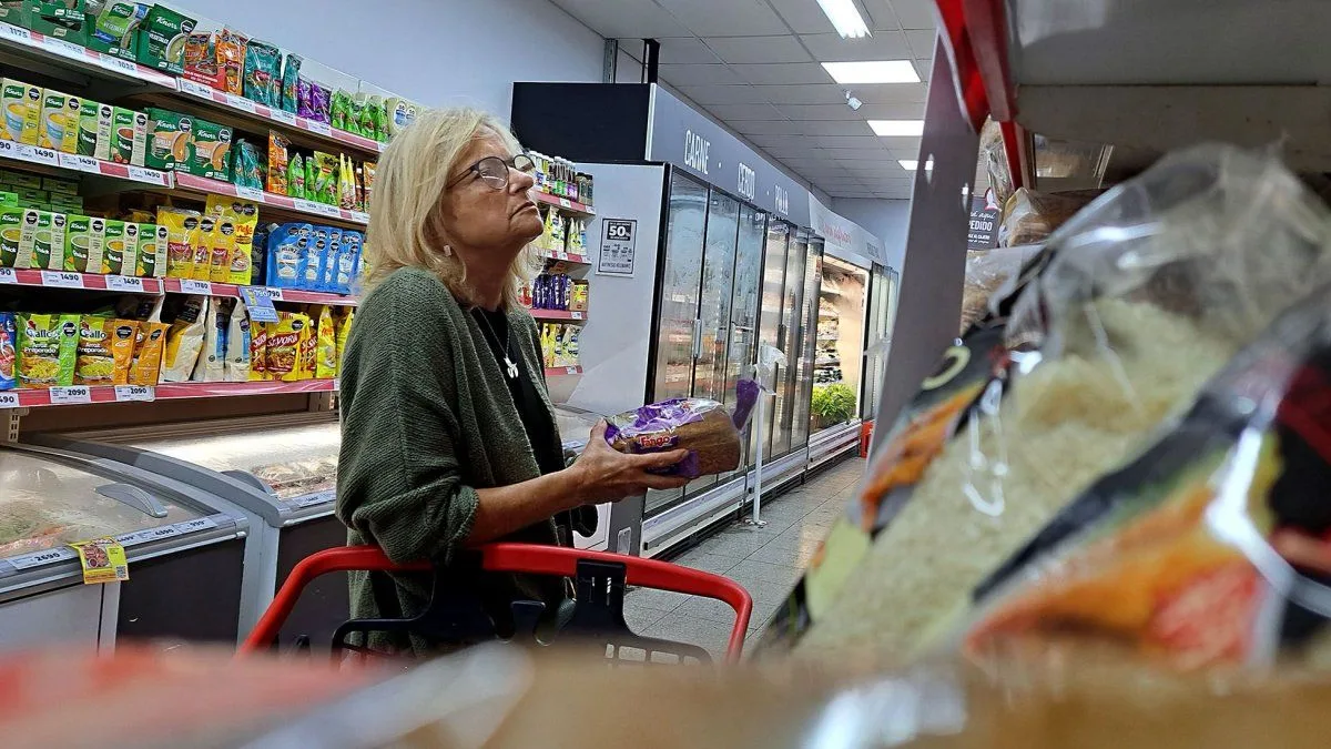 El consumo masivo cayó 4,9% interanual en agosto y encadenó una racha negativa de nueve meses