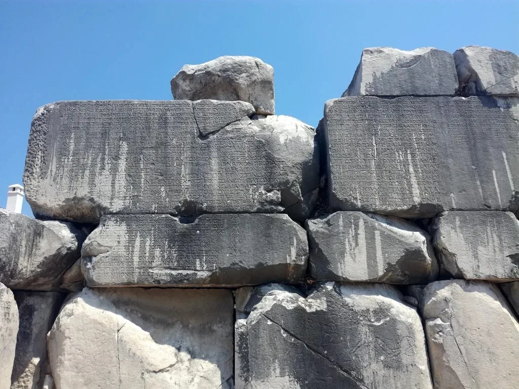 Inscrições em pedra revelam escândalo de fraude fiscal no Império Romano