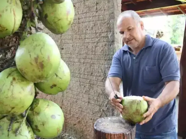 Aos 61 anos, morre Raimundo, que fez da água de coco a criação dos filhos