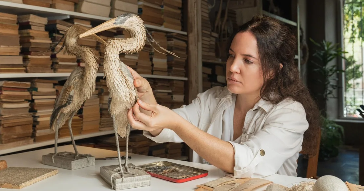 Venecia celebra el arte hecho a mano y una argentina emociona con sus garzas de papel