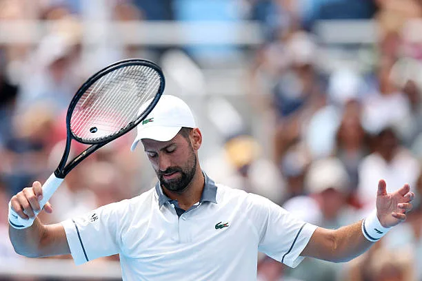 Djokovic sofre fisicamente e leva virada na estreia em Cincinnati