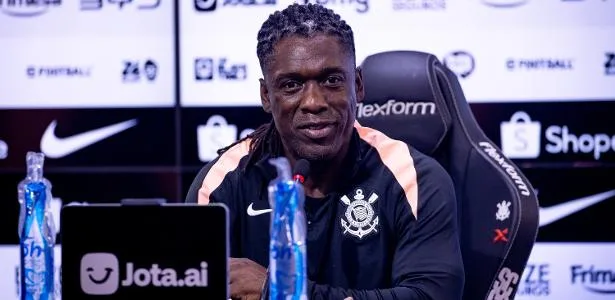 Sem regularização, Seedorf não estreia pelo Corinthians contra o Vitória