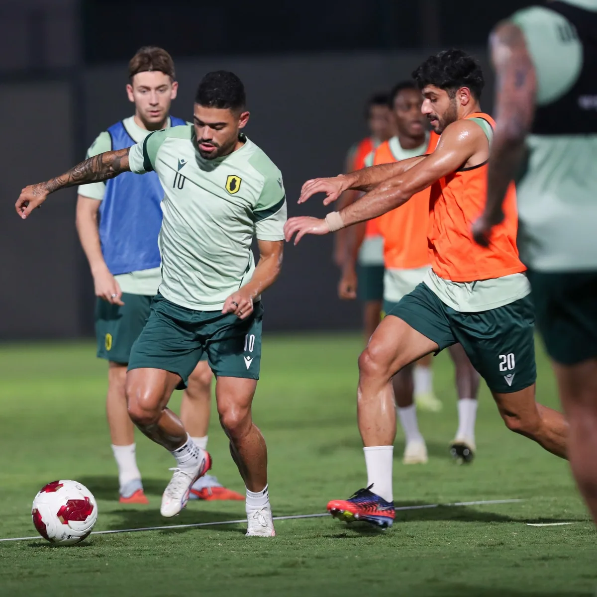 Meia emprestado pelo Inter tem lesão grave no Catar e lamenta: "O que eu fiz para merecer isso?"