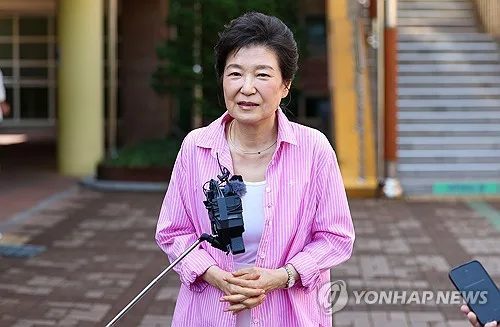 정점식, 박근혜 前 대통령 만나 의원 연찬회 초청…朴 "검토"