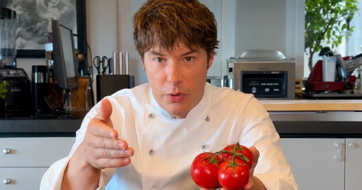 Jordi Cruz, chef Michelin: "Para elegir el tomate rojo perfecto, fíjate en el aroma. Uno bueno debe oler, especialmente en la zona del pedúnculo"