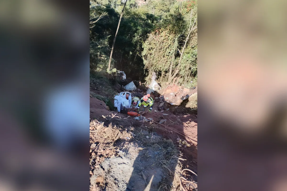 MG: caminhão cai em ribanceira e mobiliza bombeiros em Itabirito