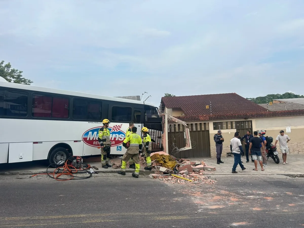 Motorista fica preso às ferragens após micro-ônibus bater em muro de casa na Zona Centro-Oeste de Manaus; VÍDEO