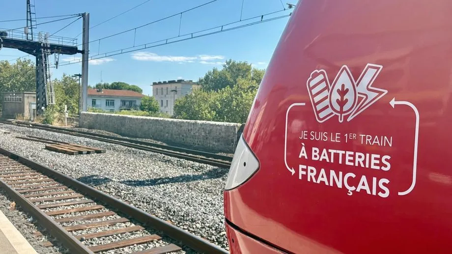"Une autonomie de 100 kilomètres", le premier train à batterie électrique de la région Occitanie roule dans le Gard