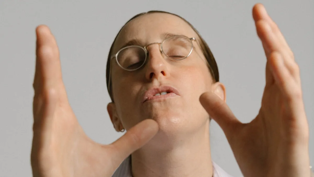 Robby Hoffman Drops Limited-Edition Vinyl of Her Latest Comedy Special ‘Wake Up’