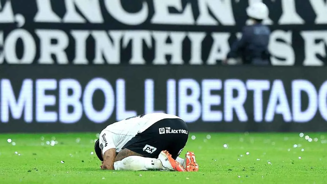 Memphis perde pênalti no último lance e Corinthians é eliminado pelo Estudiantes