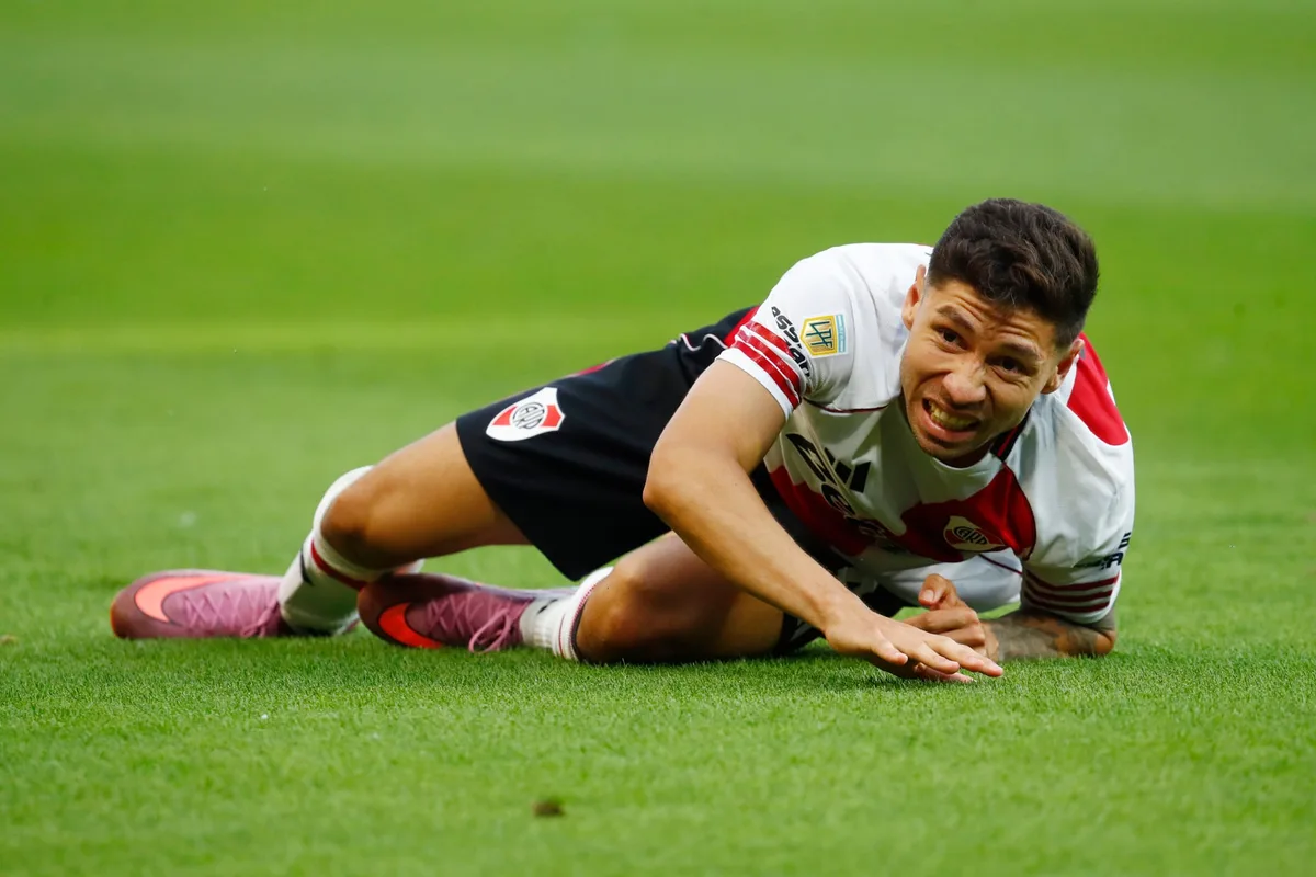 Preocupación en River por las lesiones de Montiel y Acuña: quiénes podrían reemplazarlos en Colombia